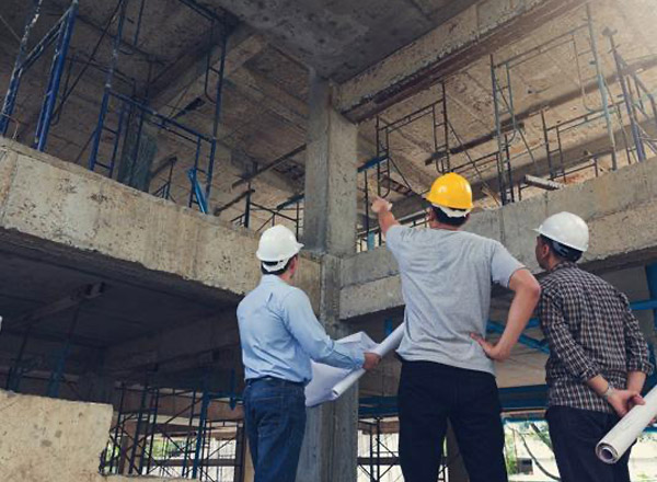 Photo construction engineer and architect working at construction site with blue print.